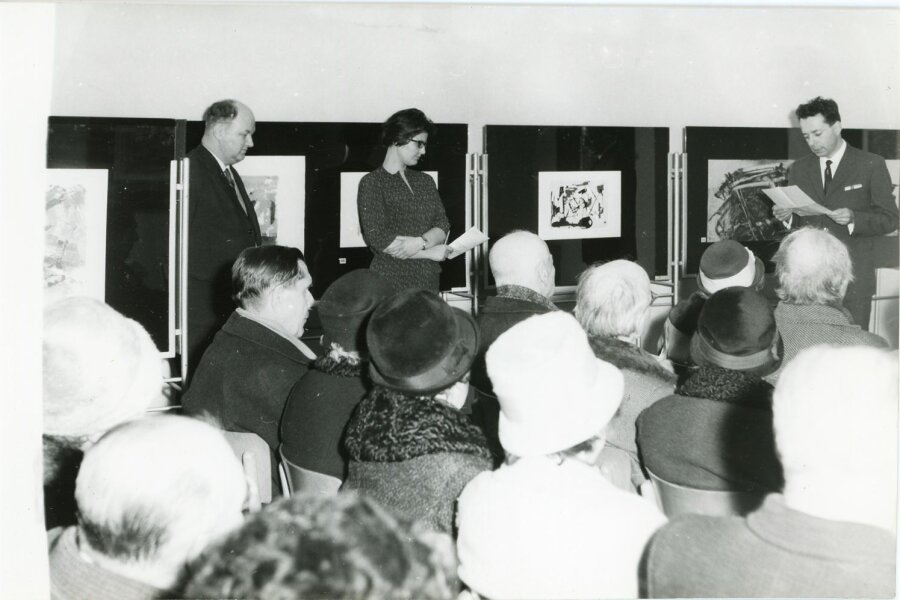 Fotografie vernisáže výstavy, zprava Zdeněk Kudělka, Milada (nečitelné příjmení), Petr Tausk